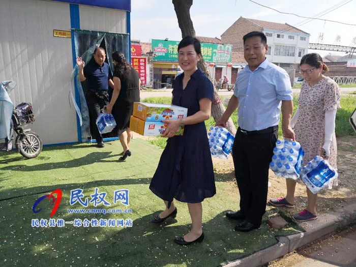 縣住建局開展慰問一線工作者高溫送清涼活動 縣住建局開展慰問一線工作者高溫送清涼活動
