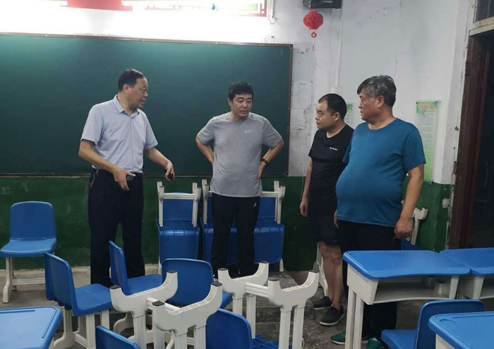 開(kāi)學(xué)第一天:縣教體局班子成員帶隊(duì)深入學(xué)校檢查開(kāi)學(xué)情況 開(kāi)學(xué)第一天:縣教體局班子成員帶隊(duì)深入學(xué)校檢查開(kāi)學(xué)情況