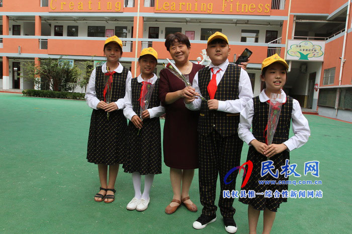 育才雙語(yǔ)小學(xué)舉行教師節(jié)慶典活動(dòng) 育才雙語(yǔ)小學(xué)舉行教師節(jié)慶典活動(dòng)