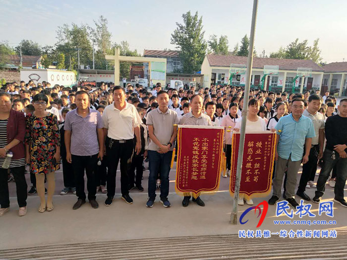 劉炳莊村第一書記李仰鵬“情系教師節(jié)，慰問暖人心”
