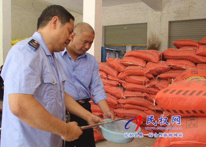 縣工商質(zhì)監(jiān)局開展農(nóng)資市場專項整治護航“三秋”生產(chǎn) 縣工商質(zhì)監(jiān)局開展農(nóng)資市場專項整治護航“三秋”生產(chǎn)
