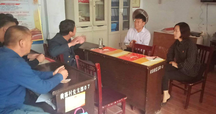 市委副秘書長吳金山到人和鎮(zhèn)黃寨村開展“三·五”基層工作日活動(dòng) 市委副秘書長吳金山到人和鎮(zhèn)黃寨村開展“三·五”基層工作日活動(dòng)