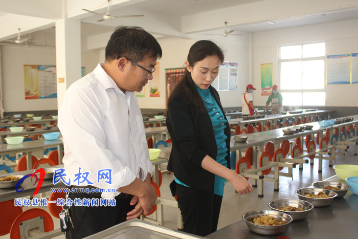 副縣長朱琳、縣群工部部長陳鴻志督導(dǎo)檢查校園食品安全管理工作