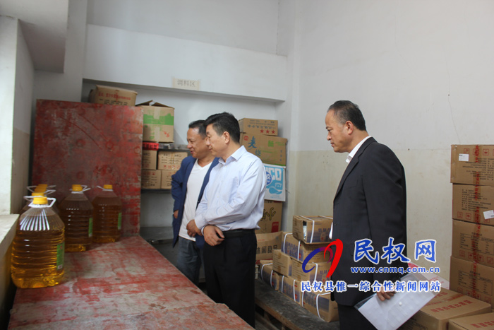 副縣長朱琳、縣群工部部長陳鴻志督導(dǎo)檢查校園食品安全管理工作