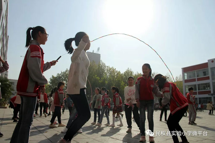 民權(quán)縣實驗小學(xué)課間跳繩活動成風(fēng)景 民權(quán)縣實驗小學(xué)課間跳繩活動成風(fēng)景