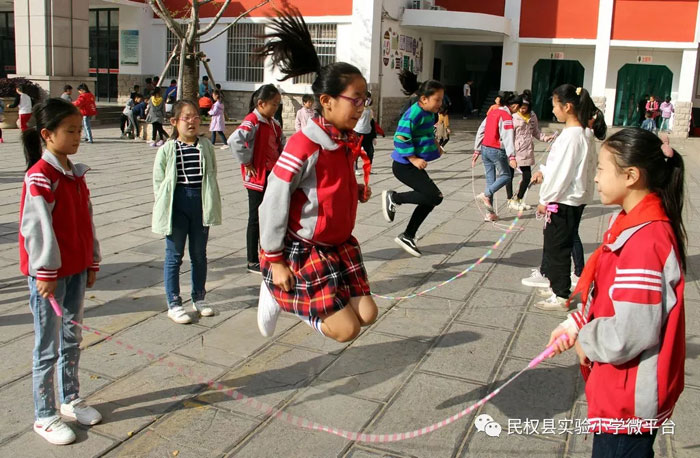 民權(quán)縣實驗小學(xué)課間跳繩活動成風(fēng)景 民權(quán)縣實驗小學(xué)課間跳繩活動成風(fēng)景