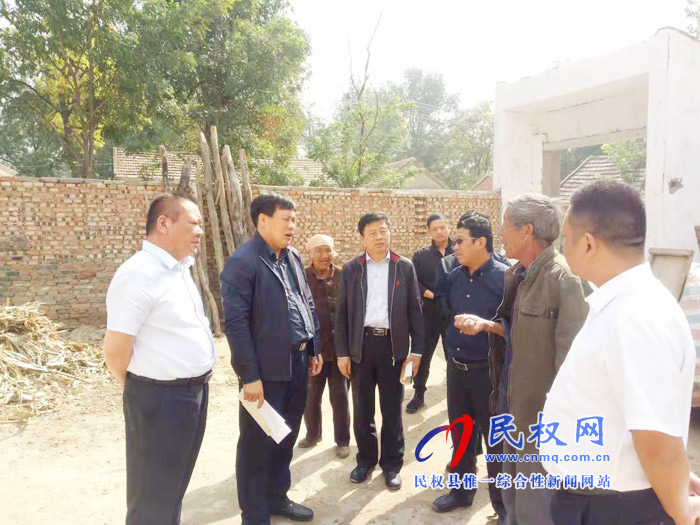縣領(lǐng)導(dǎo)孟祥亮、陳鴻志督導(dǎo)檢查伯黨鄉(xiāng)脫貧攻堅(jiān)工作