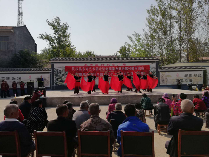 縣規(guī)劃辦開展全國第五個(gè)“扶貧日”宣傳演出活動(dòng) 縣規(guī)劃辦開展全國第五個(gè)“扶貧日”宣傳演出活動(dòng)