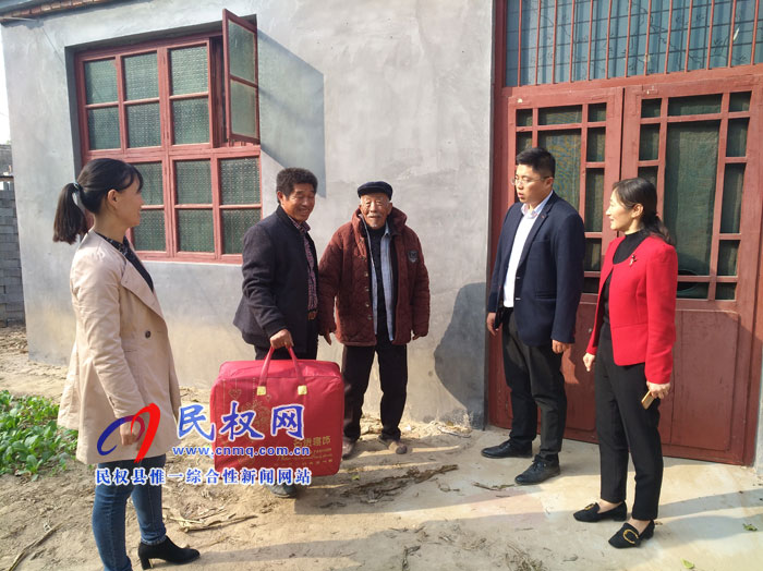 團(tuán)委、婦聯(lián)“扶貧日”走訪慰問貧困戶