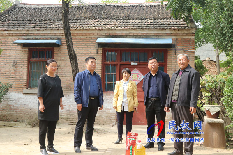 縣林業(yè)局集中組織開展扶貧慰問活動(dòng) 縣林業(yè)局集中組織開展扶貧慰問活動(dòng)