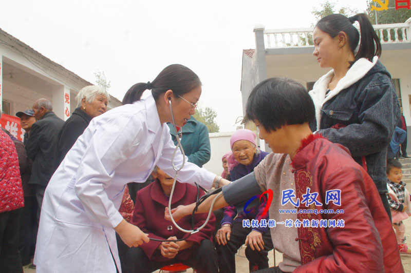 民權(quán)縣人民醫(yī)院“名醫(yī)進(jìn)村助推扶貧巡回義診”活動如火如荼 民權(quán)縣人民醫(yī)院“名醫(yī)進(jìn)村助推扶貧巡回義診”活動如火如荼