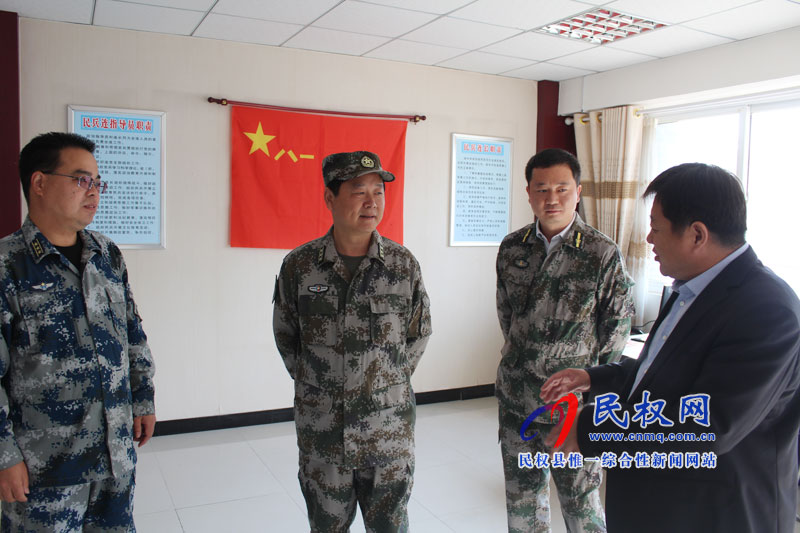 市軍分區(qū)黨委常委、戰(zhàn)備建設(shè)處處長(zhǎng)蔣偉到南華辦事處檢查指導(dǎo)人武部正規(guī)化建設(shè)工作