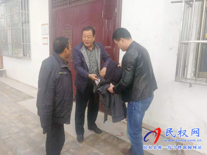 國(guó)土資源局為貧困戶送衣問暖 國(guó)土資源局為貧困戶送衣問暖