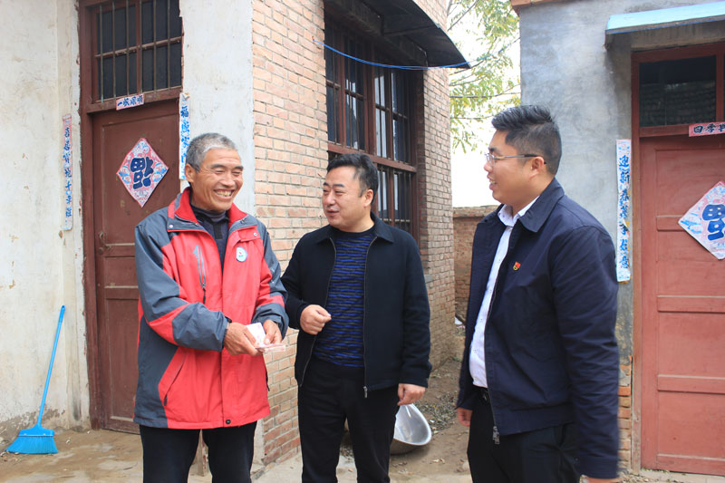 團(tuán)縣委、縣工信局溫暖行動助力建檔立卡貧困大學(xué)生圓夢
