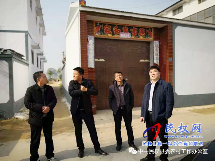 縣委農(nóng)辦主任張勇和縣人居環(huán)境顧問(wèn)衛(wèi)志強(qiáng)到北關(guān)等7個(gè)鄉(xiāng)鎮(zhèn)督導(dǎo)農(nóng)村人居環(huán)境、垃圾治理和改廁工作