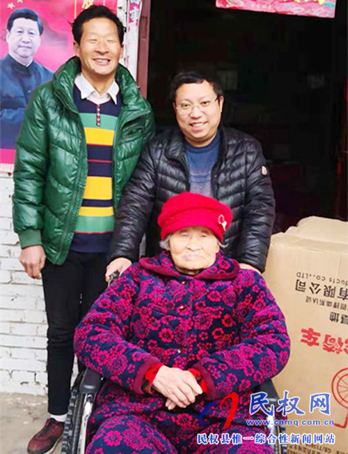 財(cái)政局:貧困家庭多災(zāi)難 幫扶干部送溫暖 財(cái)政局:貧困家庭多災(zāi)難 幫扶干部送溫暖
