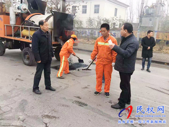 公路局積極開(kāi)展公路養(yǎng)護(hù)挖補(bǔ)工程 公路局積極開(kāi)展公路養(yǎng)護(hù)挖補(bǔ)工程