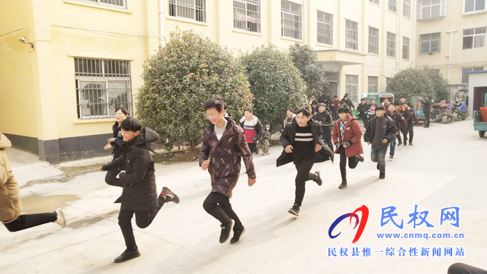 民權(quán)縣程莊鎮(zhèn)第一初級中學(xué)舉行緊急疏散演練活動(dòng) 民權(quán)縣程莊鎮(zhèn)第一初級中學(xué)舉行緊急疏散演練活動(dòng)