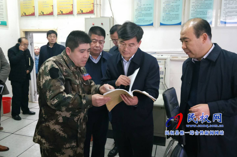 縣委副書記、縣長(zhǎng)張團(tuán)結(jié)檢查安全生產(chǎn)工作