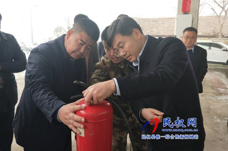 縣委副書記、縣長(zhǎng)張團(tuán)結(jié)檢查安全生產(chǎn)工作