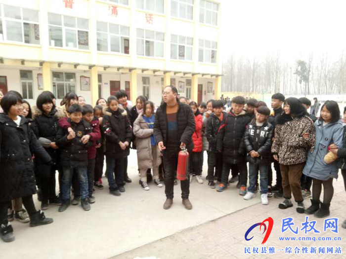 全縣中小學(xué)校開展安全隱患排查和消防應(yīng)急演練活動(dòng) 全縣中小學(xué)校開展安全隱患排查和消防應(yīng)急演練活動(dòng)