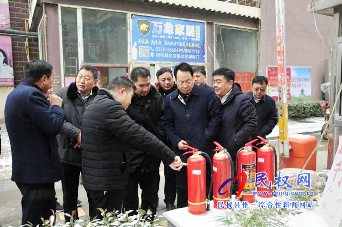 縣委常委、常務(wù)副縣長李啟峰深入我縣重點(diǎn)場所查看安全生產(chǎn)工作