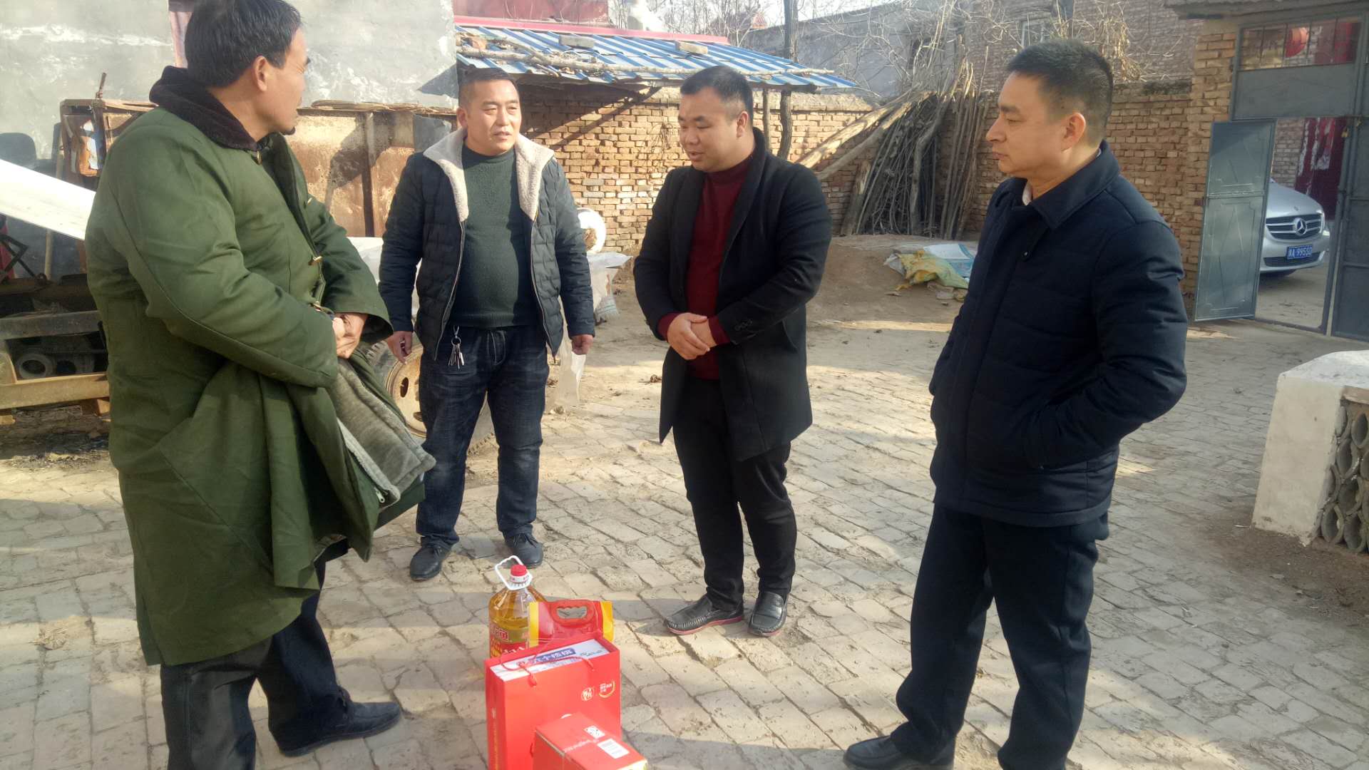 豐之茂氣體項(xiàng)目負(fù)責(zé)人到北關(guān)鎮(zhèn)慰問貧困戶 豐之茂氣體項(xiàng)目負(fù)責(zé)人到北關(guān)鎮(zhèn)慰問貧困戶