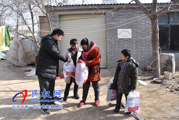 暖冬行動送溫暖 精準(zhǔn)扶貧暖人心 暖冬行動送溫暖 精準(zhǔn)扶貧暖人心