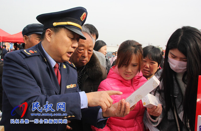 縣工商質(zhì)監(jiān)局開展“打假冒護(hù)民生”集中宣傳活動(dòng) 縣工商質(zhì)監(jiān)局開展“打假冒護(hù)民生”集中宣傳活動(dòng)