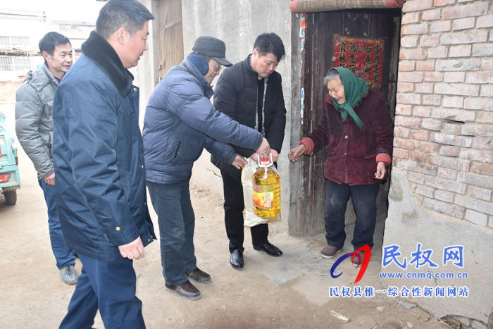 民權(quán)縣交通運(yùn)輸局深入幫扶村慰問貧困群眾和老黨員 民權(quán)縣交通運(yùn)輸局深入幫扶村慰問貧困群眾和老黨員