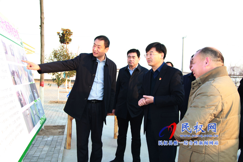 縣委副書記、縣長張團(tuán)結(jié)走訪慰問老黨員、貧困群眾和敬老院老人