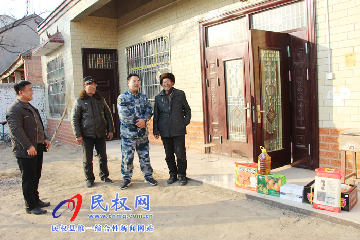 縣委常委、縣人武部政委江靜亞到雙塔鎮(zhèn)慰問(wèn)現(xiàn)役軍人家屬和困難群眾