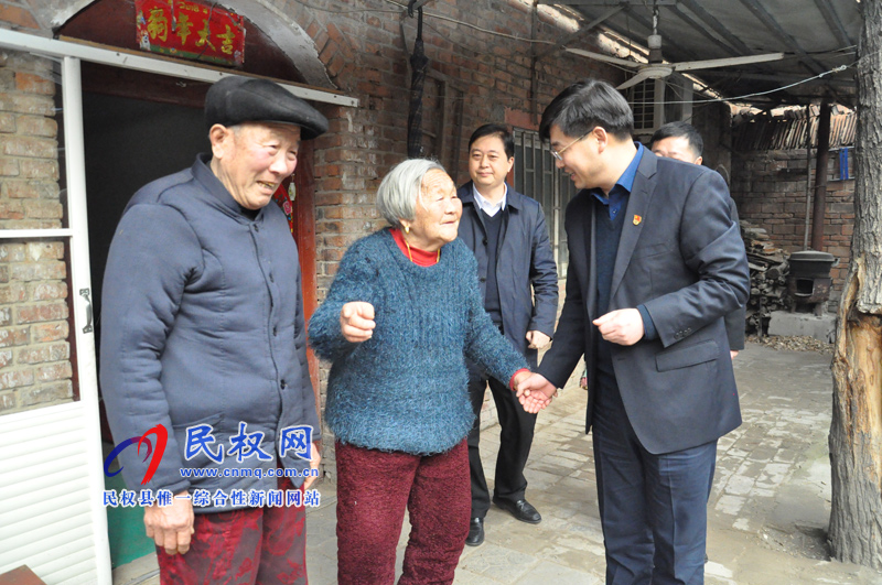 縣四大家領(lǐng)導(dǎo)走訪慰問困難群眾、下崗失業(yè)特困職工和企業(yè)軍轉(zhuǎn)干部