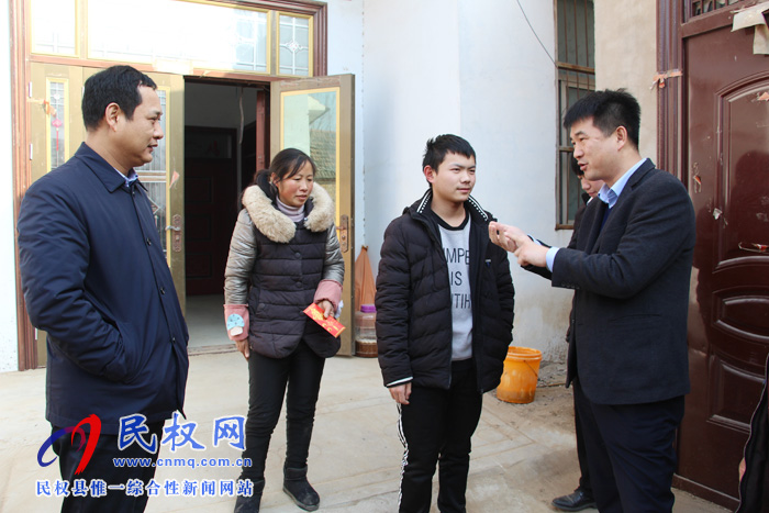 雙塔鎮(zhèn)黨委、政府慰問(wèn)貧困大學(xué)生
