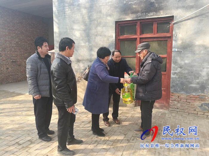 縣住建局開展年關(guān)慰問貧困戶送溫暖活動 縣住建局開展年關(guān)慰問貧困戶送溫暖活動