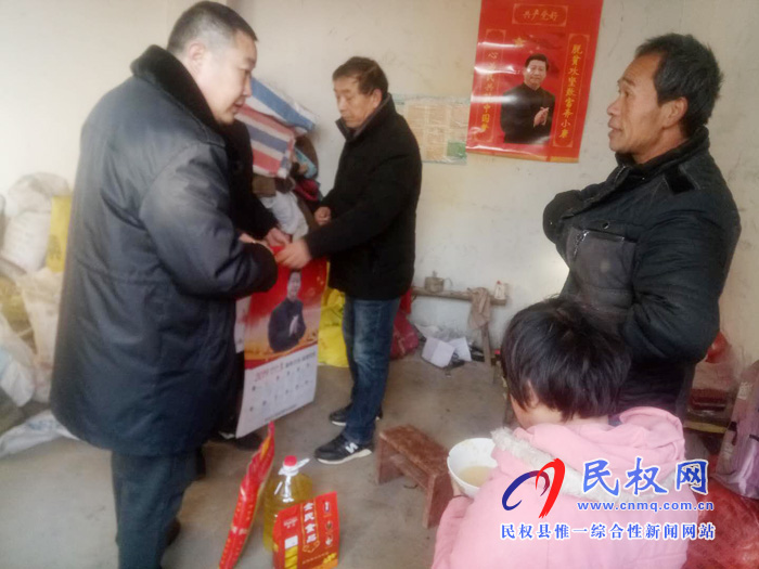 縣工商質監(jiān)局節(jié)前走訪慰問 為貧困戶送溫暖 縣工商質監(jiān)局節(jié)前走訪慰問 為貧困戶送溫暖