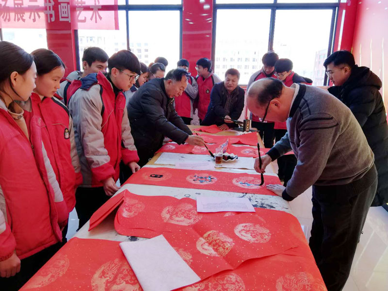 書畫協(xié)會(huì)名家進(jìn)育才  義寫春聯(lián)弘揚(yáng)書畫藝術(shù)