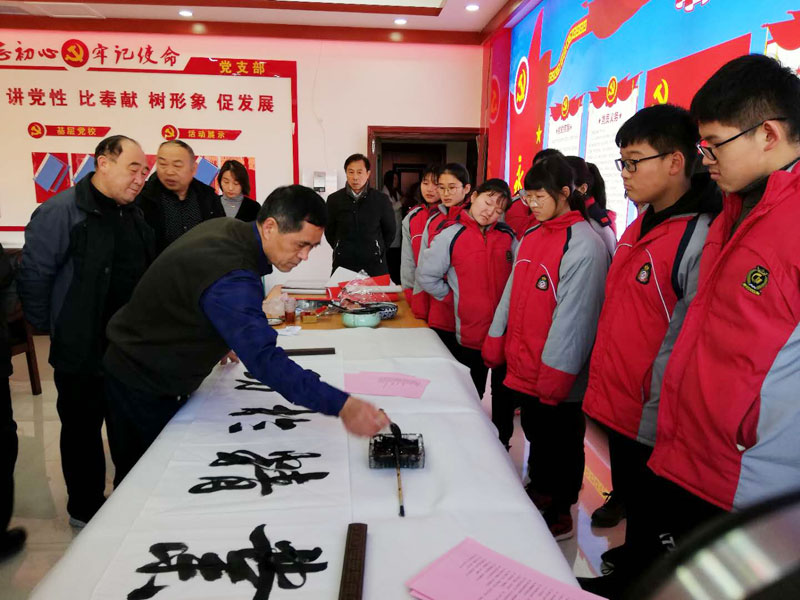 書畫協(xié)會(huì)名家進(jìn)育才  義寫春聯(lián)弘揚(yáng)書畫藝術(shù)