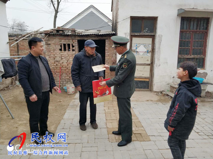 縣人武部部長熊四香到雙塔鎮(zhèn)牛牧崗村慰問貧困學生 縣人武部部長熊四香到雙塔鎮(zhèn)牛牧崗村慰問貧困學生