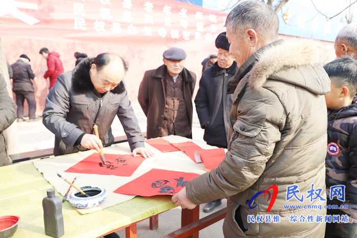 白云寺鎮(zhèn)：義寫(xiě)春聯(lián)送農(nóng)家 “書(shū)書(shū)福?！边^(guò)大年