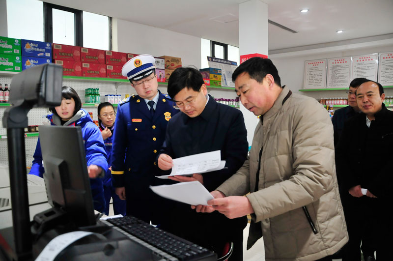 縣委副書記、縣長張團(tuán)結(jié)查看節(jié)前市場供應(yīng)及安全生產(chǎn)工作