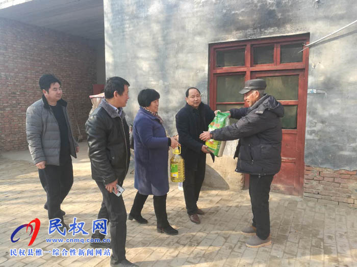 縣住建局帶領(lǐng)愛心企業(yè)春節(jié)走訪慰問老黨員、貧困戶