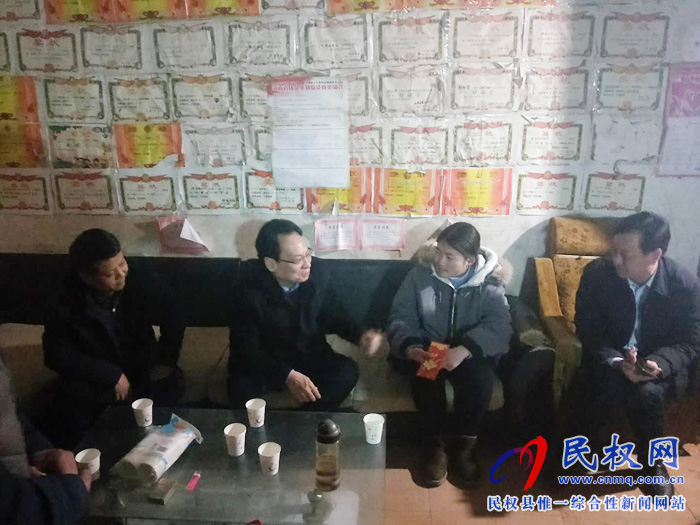 縣委常委、常務(wù)副縣長李啟峰到龍?zhí)伶?zhèn)慰問困難學(xué)生家庭