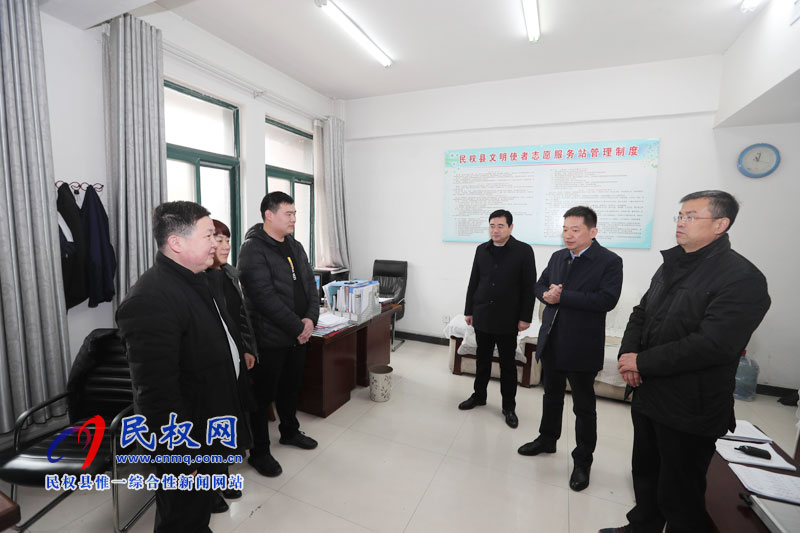 縣委常委、縣委辦公室主任孟亞松看望慰問(wèn)春節(jié)期間值班人員