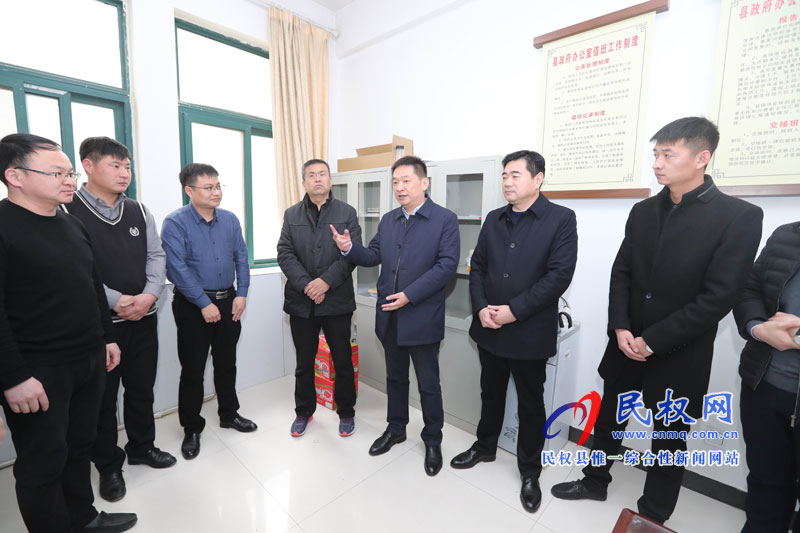 縣委常委、縣委辦公室主任孟亞松看望慰問(wèn)春節(jié)期間值班人員