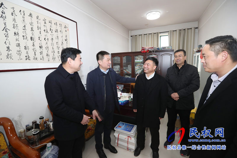 縣委常委、縣委辦公室主任孟亞松看望慰問(wèn)春節(jié)期間值班人員