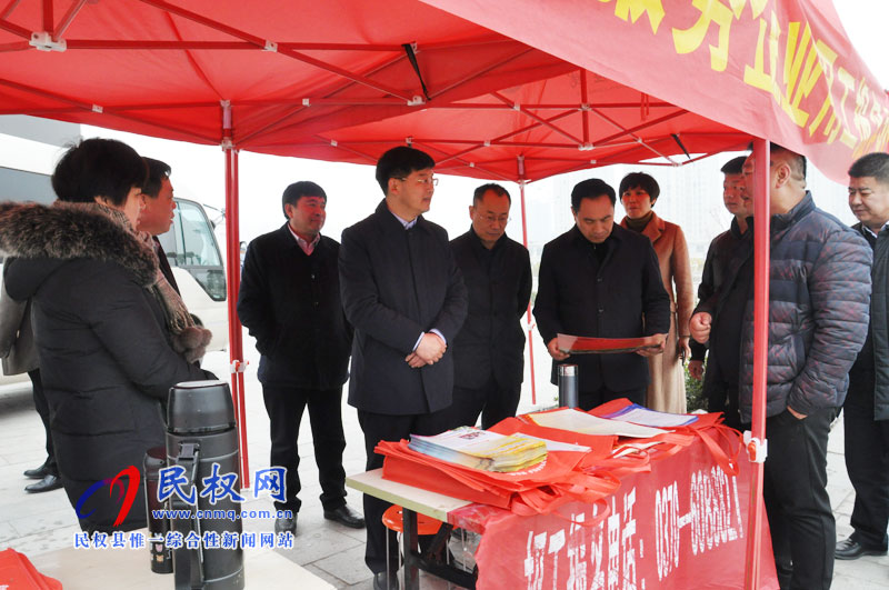 縣委副書記、縣長(zhǎng)張團(tuán)結(jié)查看節(jié)前招工宣傳工作 縣委副書記、縣長(zhǎng)張團(tuán)結(jié)查看節(jié)前招工宣傳工作
