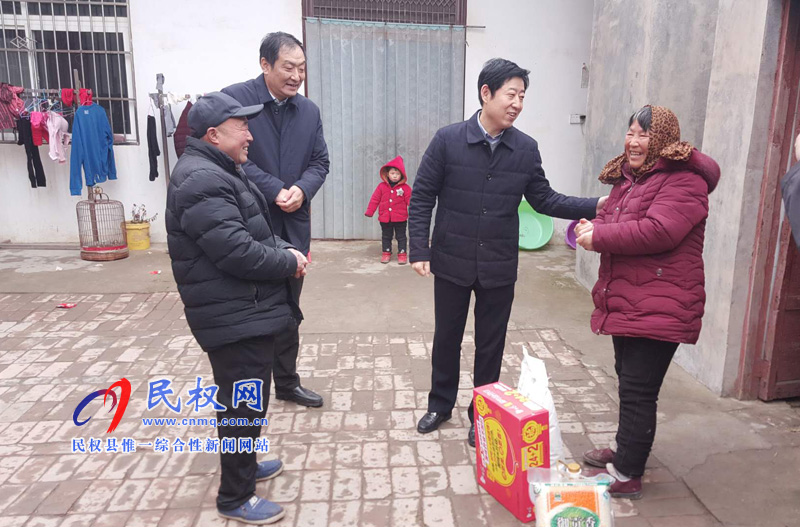 縣委常委、宣傳部長屠志遠(yuǎn)到莊子鎮(zhèn)召開脫貧攻堅責(zé)任組長座談會并走訪慰問貧困戶