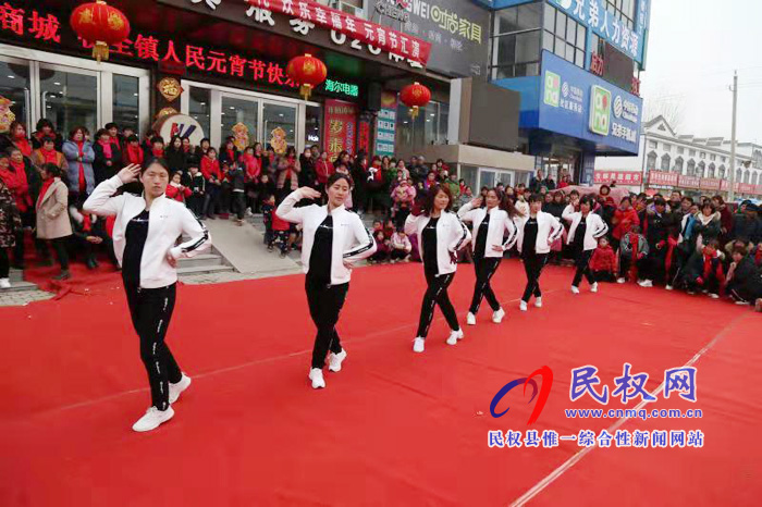 人和鎮(zhèn)群眾廣場(chǎng)舞紅紅火火鬧元宵