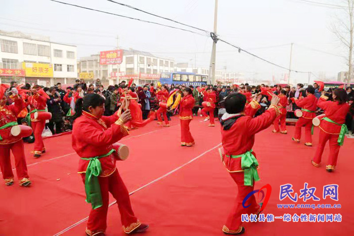 人和鎮(zhèn)群眾廣場(chǎng)舞紅紅火火鬧元宵